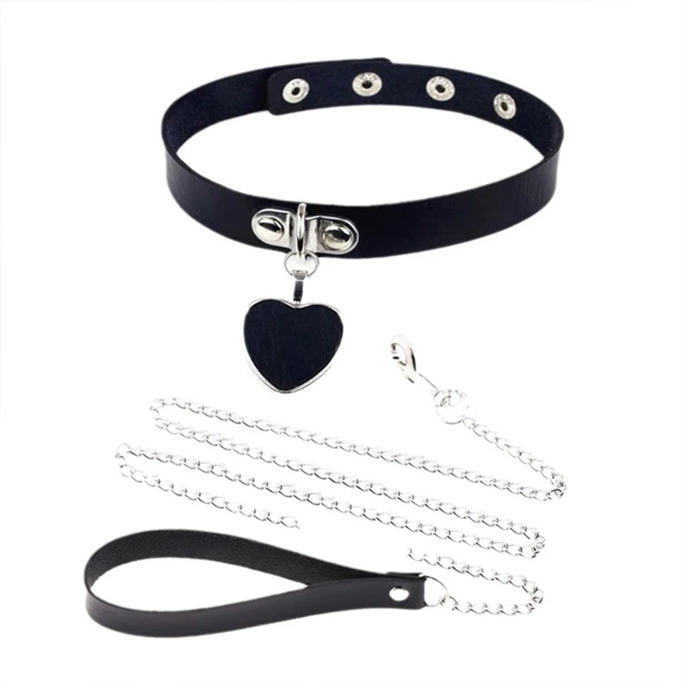 Coleira Social Choker em PU com Pingente de Cora��o e Guia Preta - Vista do conjunto completo com coleira e guia separadas
