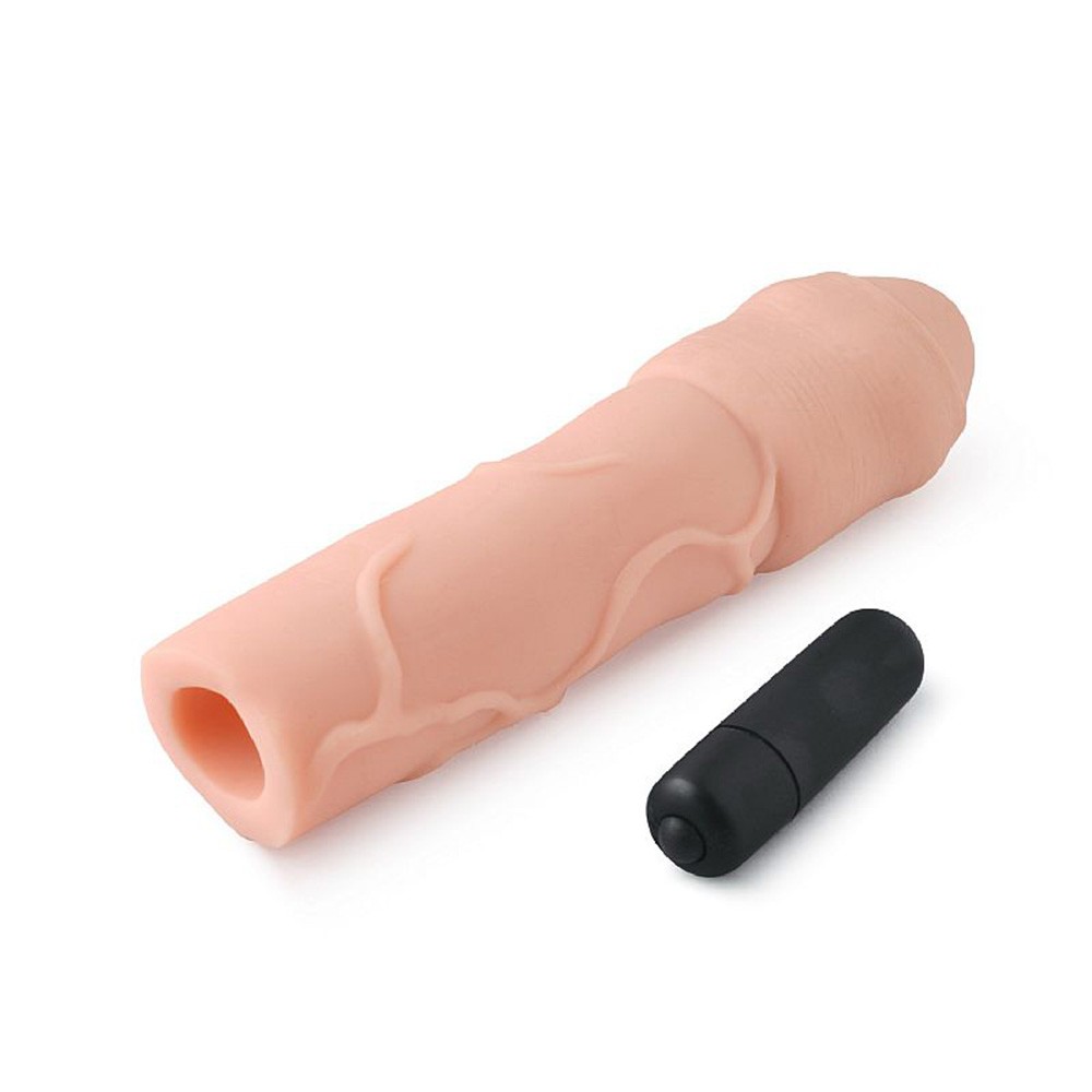 Vista lateral da Capa Peniana Vibrat�ria em Cyberskin com Extensor Interno de 7cm Bege e o bullet vibrat�rio, mostrando a abertura para encaixe