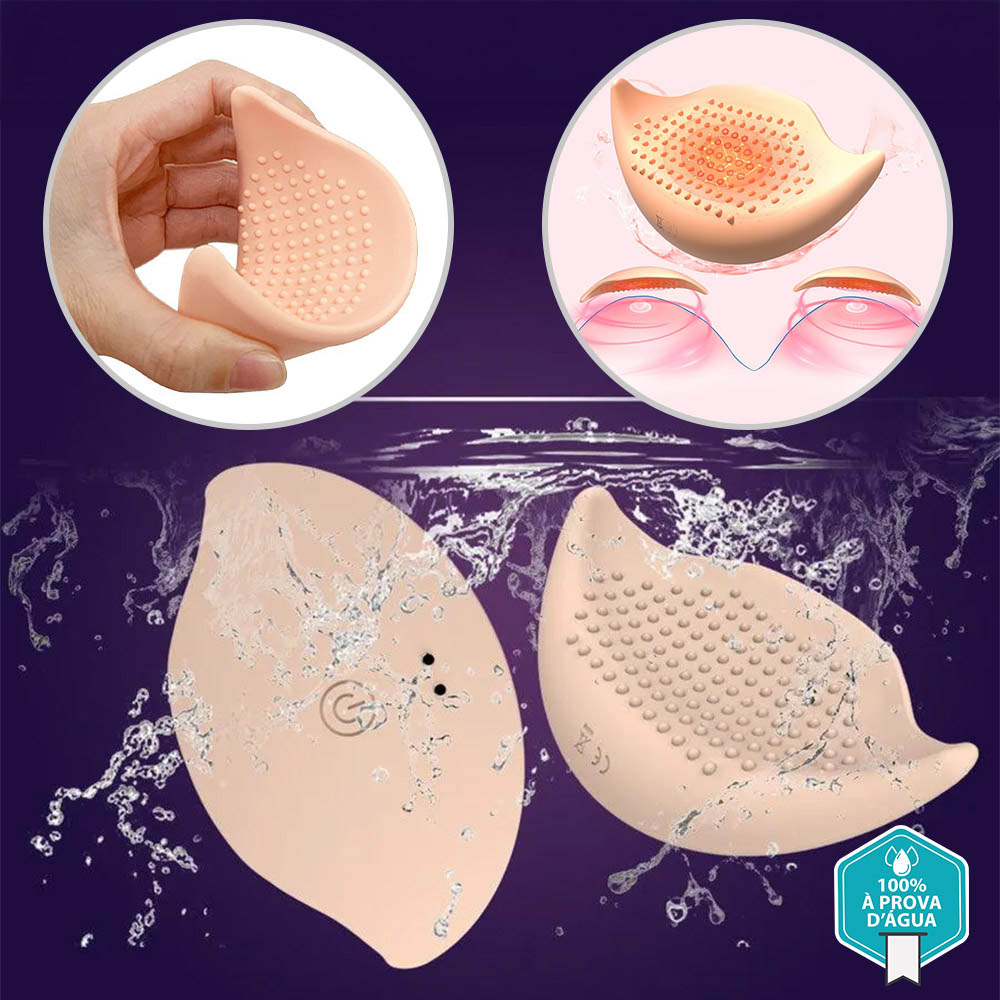 Dois estimuladores de mamilo em silicone na cor bege aplicados aos mamilos, com o controle sem fio em destaque