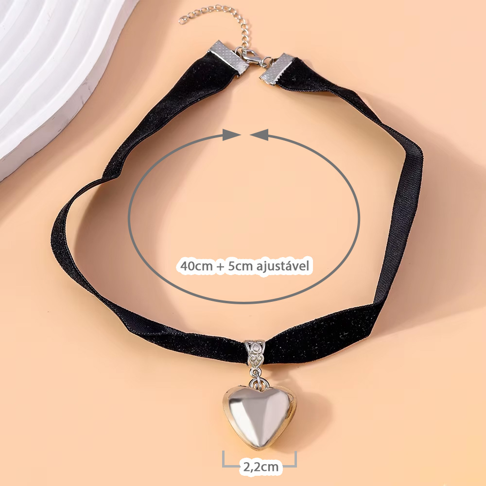 Detalhe da corrente de regulagem da Coleira Social Choker em Veludo com Pingente de Cora��o Preto, mostrando as argolas e o fecho