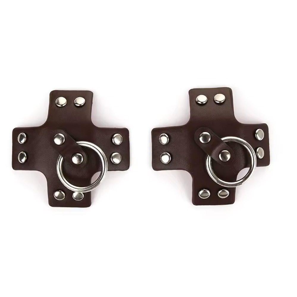 Par de tapa mamilos em PU marrom com argolas e rebites met�licos, vista frontal