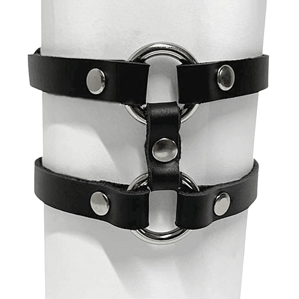 Detalhe aproximado da choker social preta, mostrando as tiras duplas de PU e as argolas de metal conectadas