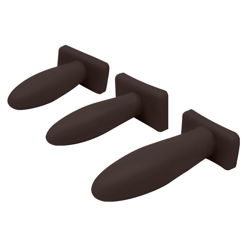 Vista lateral a�rea dos tr�s plugs anais marrons em PVC flex�vel, mostrando suas bases e corpo arredondado