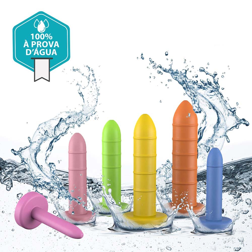 Kit de dilatadores vaginais coloridos em PVC com toque macio, ambientado em ambiente com respingos de �gua e selo '100% � PROVA D'�GUA'