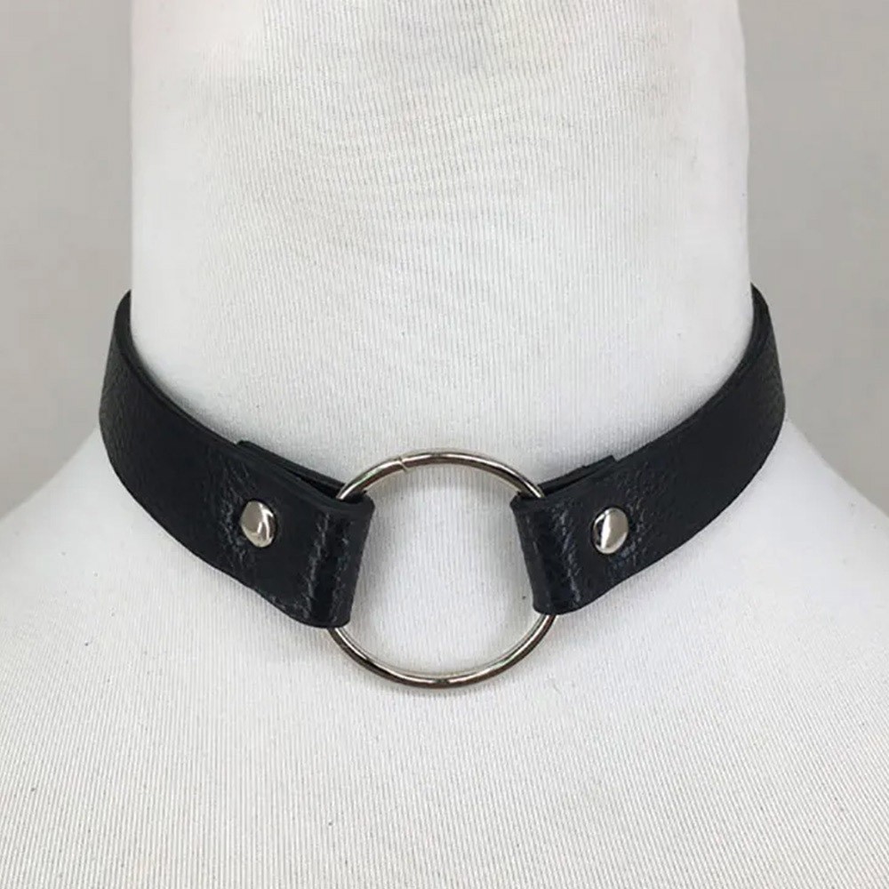 Coleira choker preta em PU com argola e fivela, vista superior detalhada dos furos de regulagem