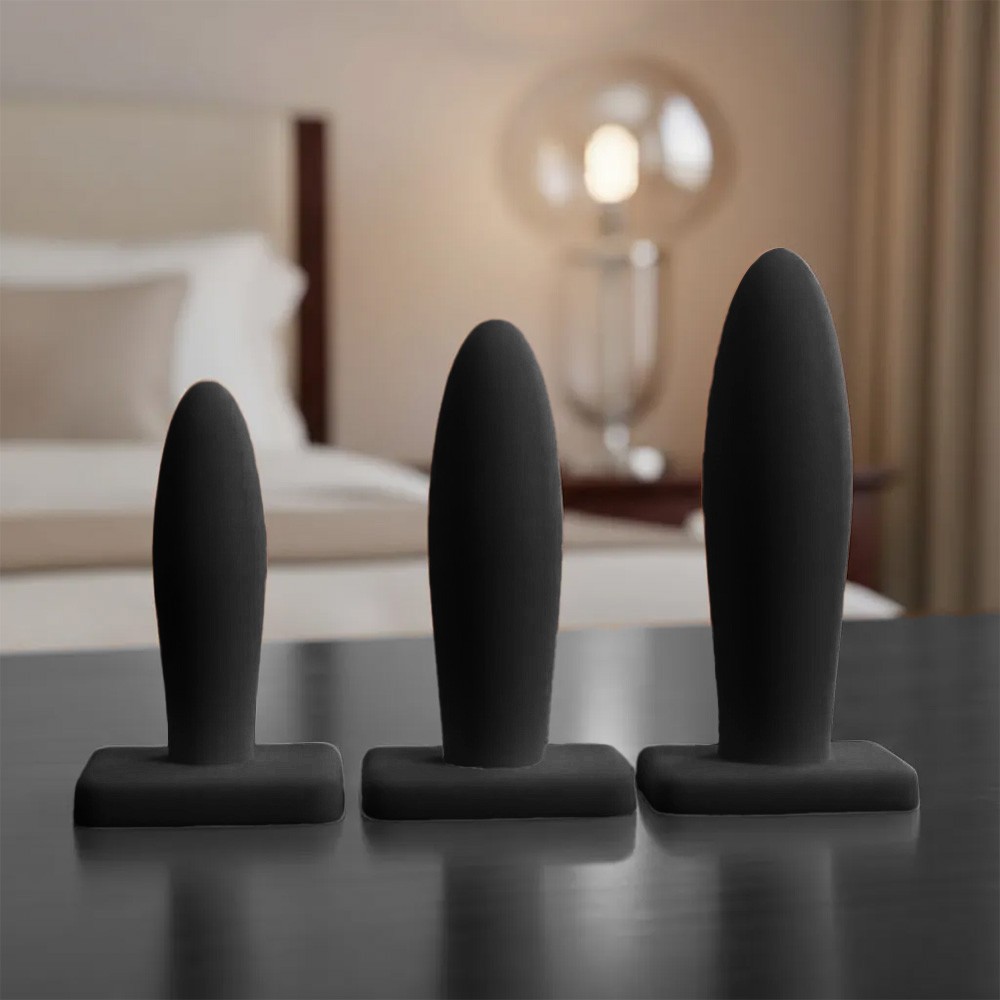 Kit Plug Anal em PVC Flex�vel Preto com tr�s tamanhos em ambiente noturno discreto