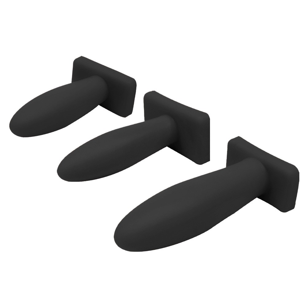Vis�o a�rea obl�qua dos tr�s plugs anais pretos, destacando o formato c�nico e a base de seguran�a