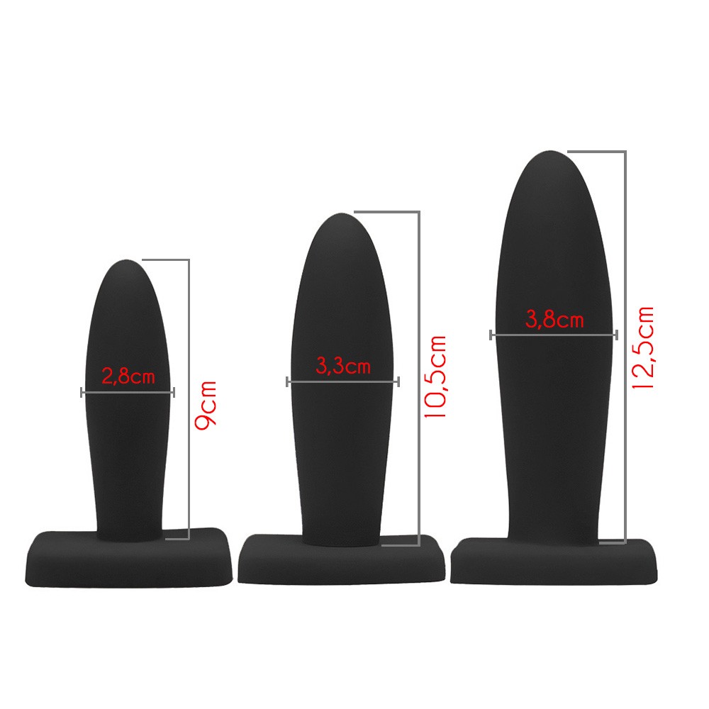 Close-up do plug anal preto maior do kit, mostrando a textura lisa do PVC e o design anat�mico para inser��o