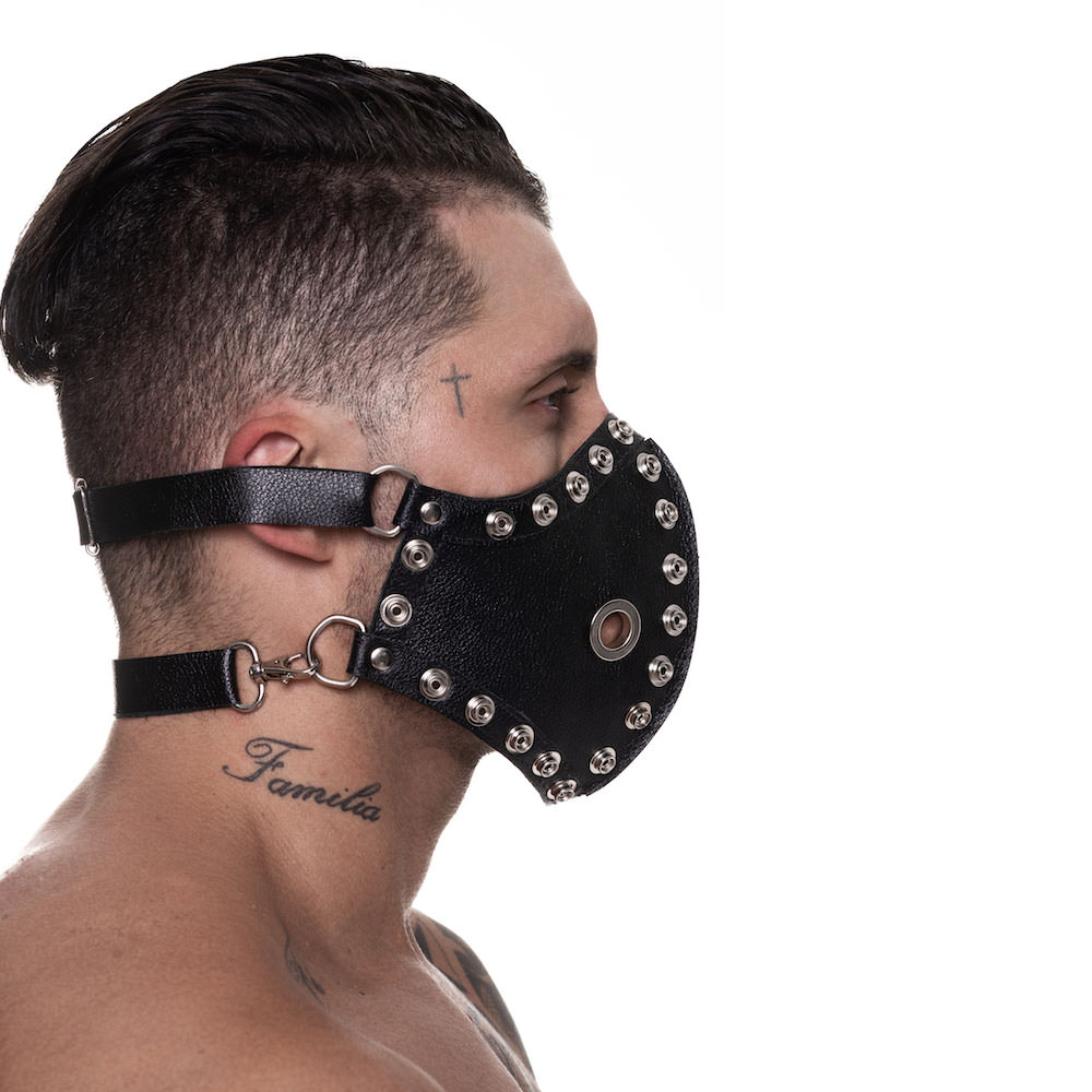 M�scara em PU preta com detalhes met�licos, vista lateral em modelo masculino