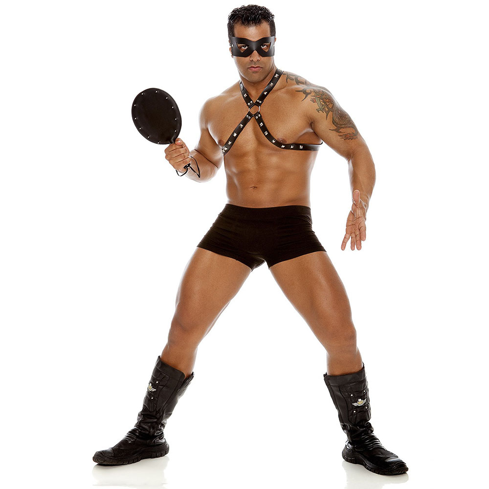 Homem usando arreio masculino em PU preto com tachas e argola, segurando uma palmat�ria e com m�scara