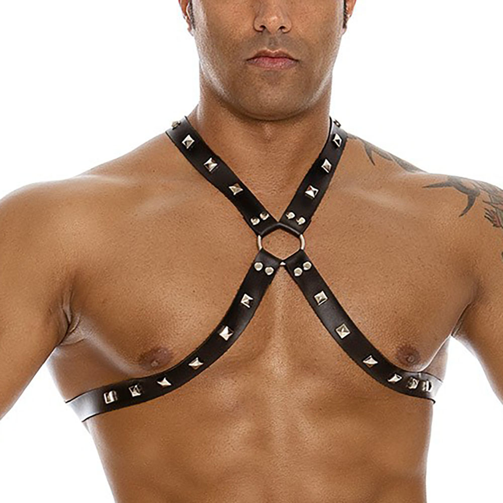 Close-up do arreio masculino em PU com tachas e argola frontal, destacando os detalhes met�licos no t�rax