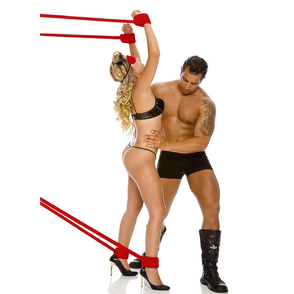 Kit Bondage com 4 Amarras e Venda de Pel�cia Vermelho | Imagem 05: Mulher com amarras nos pulsos e venda nos olhos em pose sensual, com as amarras esticadas.