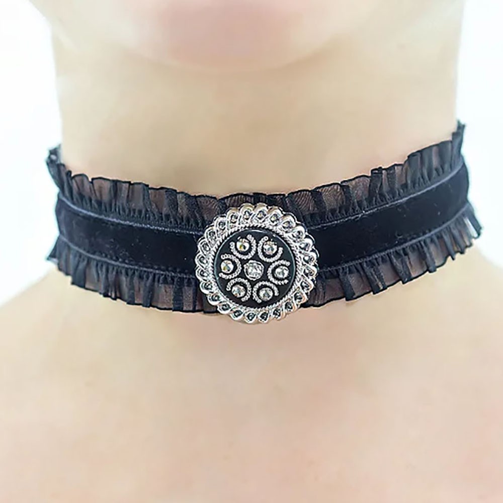 produto | Choker preta de veludo e tule com medalh�o central