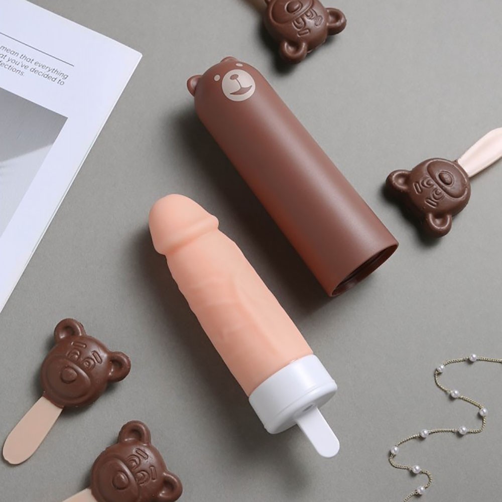 Capa protetora em formato de picol� de urso Mr.Ted para vibrador real�stico discreto, ambientada