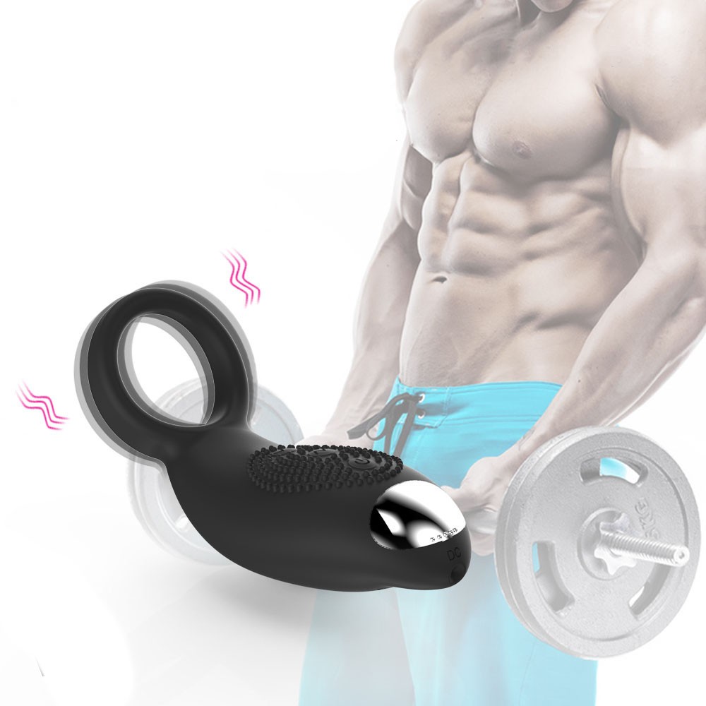 Anel Peniano com Vibrador em Silicone Recarreg�vel Preto, ilustrando o uso com homem em fundo desfocado