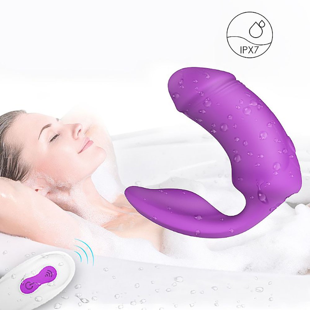 Vibrador Duplo Sparrow Roxo sendo utilizado no banho, destacando sua resist�ncia � �gua IPX7