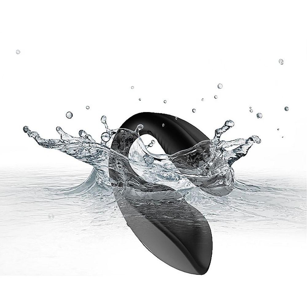 Vibrador para Casal em Silicone Recarreg�vel 7 Vibra��es Controle sem Fio Preto de silicone preto em formato de U, com reflexos brancos.