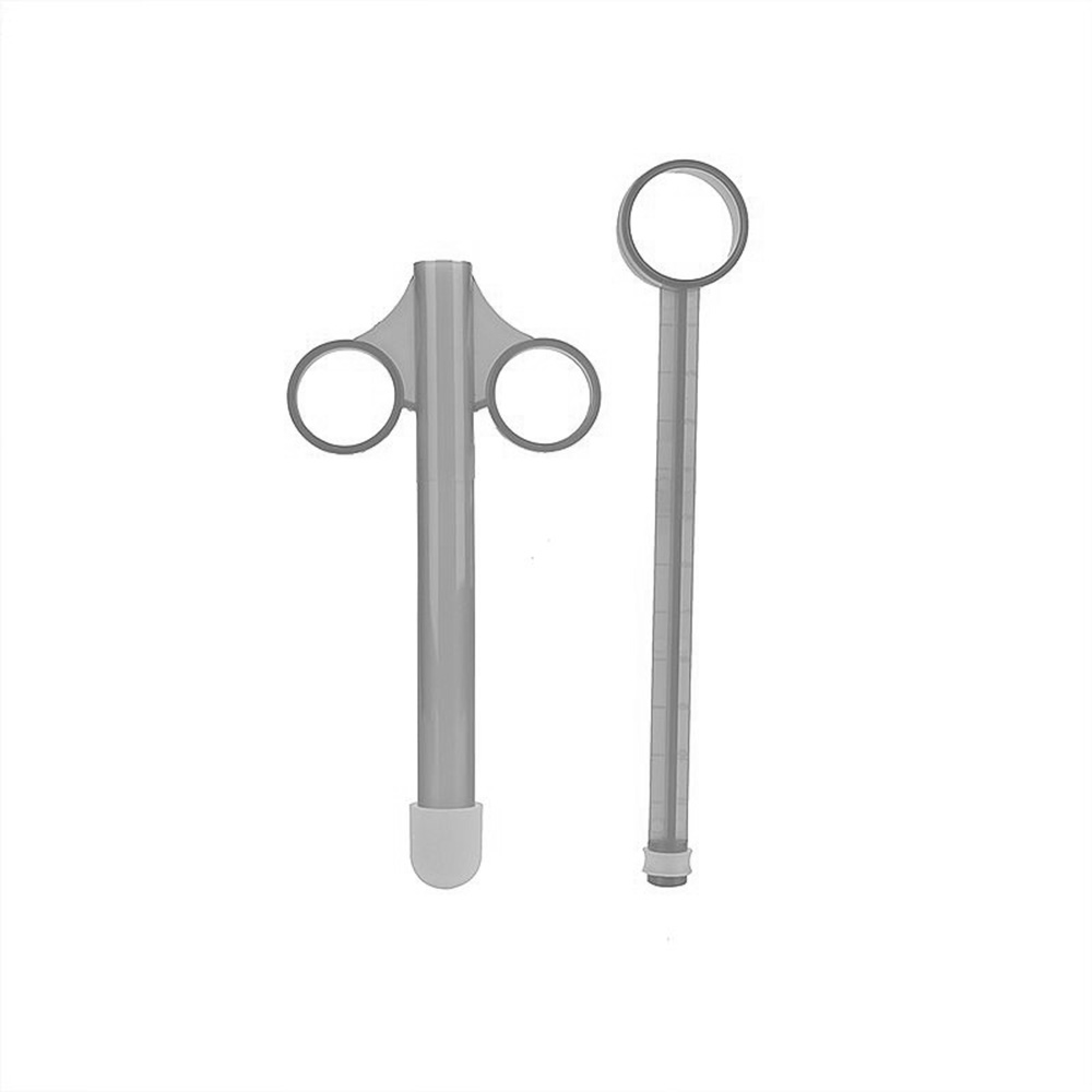 Duas seringas aplicadoras de lubrificante em pl�stico r�gido preta transparente, uma montada e outra com o �mbolo separado, mostrando as partes do produto.