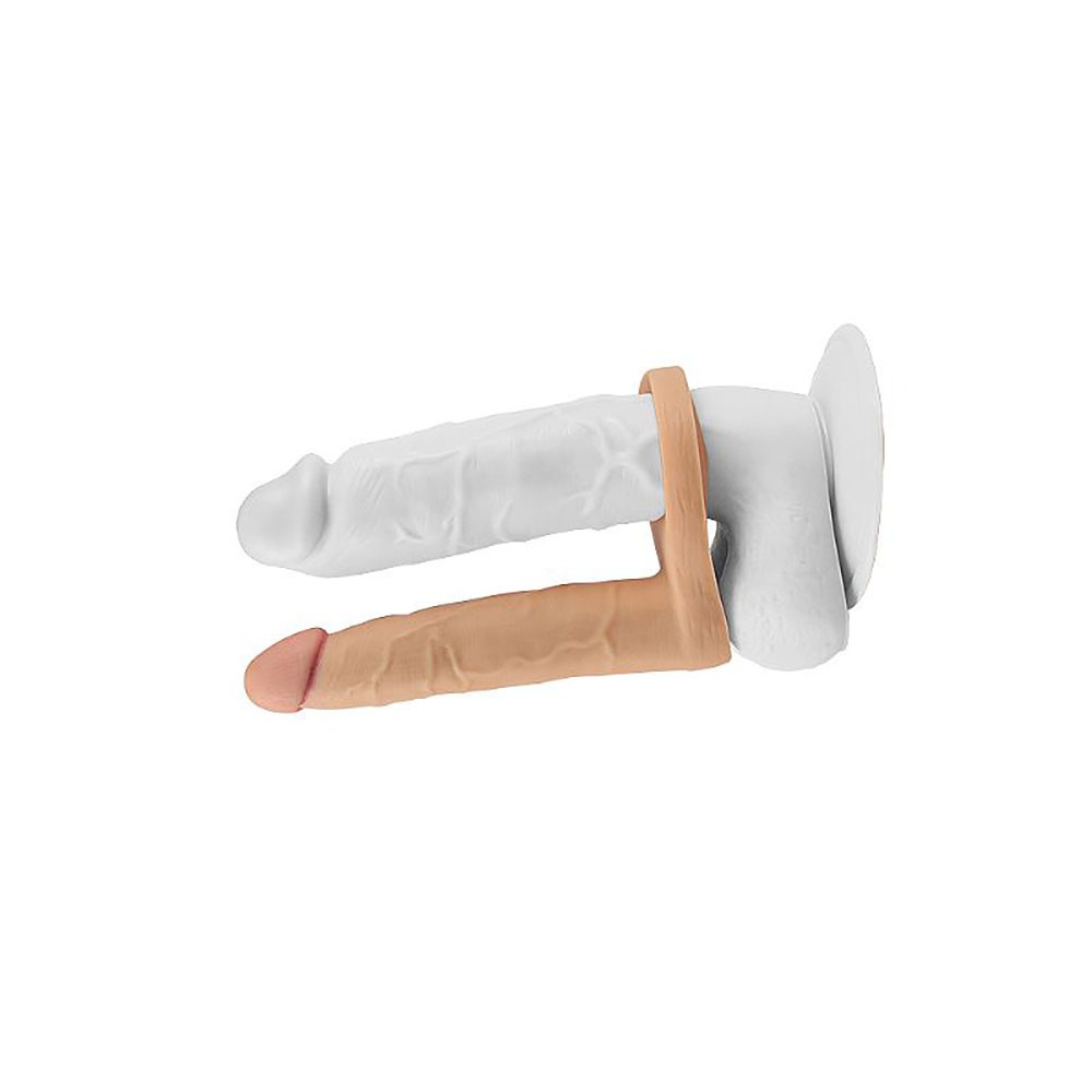 Anel Companheiro com Vibrador Bullet Bege sendo usado em um dildo com ventosa, demonstrando a funcionalidade