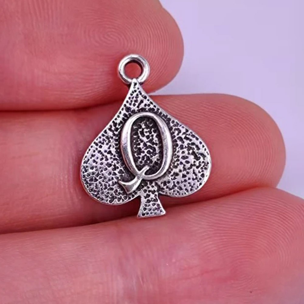 Close-up do pingente Hotwife Queen of Spades em Metal Prata na palma da m�o, exibindo o detalhe da letra Q