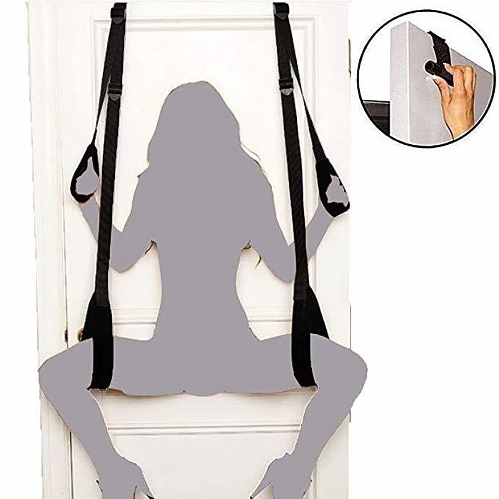 Kit Bondage 2 para Porta com uma figura feminina ilustrativa usando o kit, mostrando como as algemas e suportes de coxa s�o presos � porta