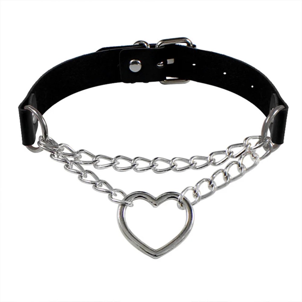 Choker preta em PU com corrente dupla e pingente de cora��o met�lico em vista frontal