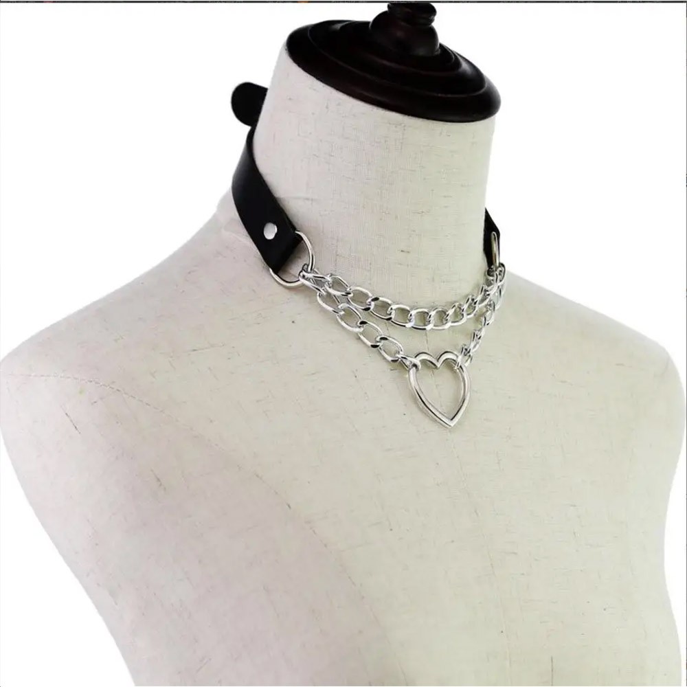 Choker preta em PU com corrente e cora��o met�lico em modelo, evidenciando o uso e o caimento