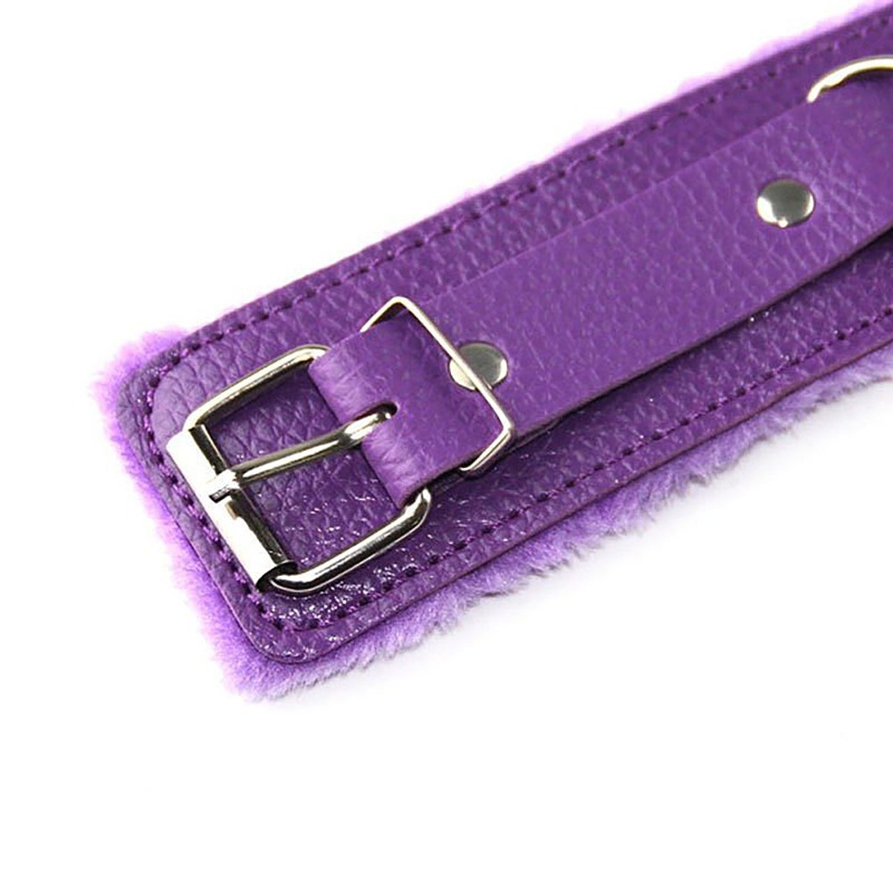 Detalhe da fivela de regulagem e textura do PU roxo da algema, com pel�cia roxa vis�vel