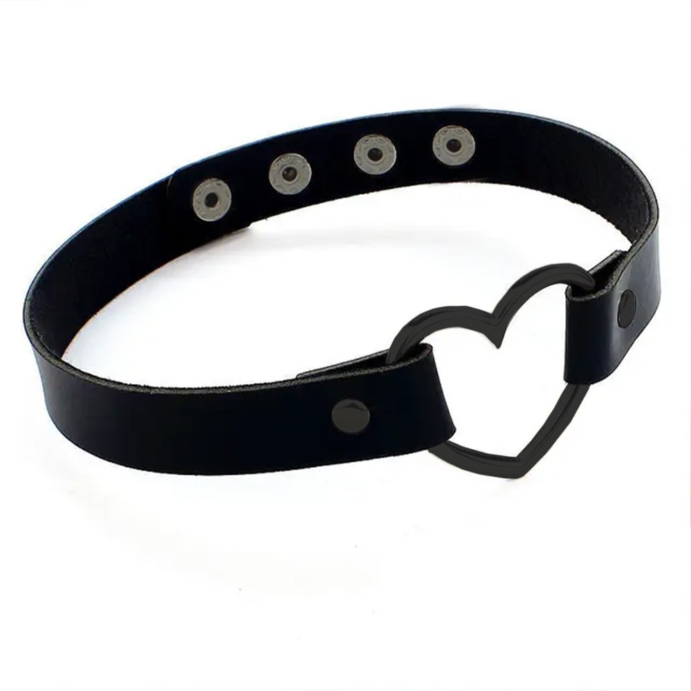 Vista lateral da Coleira Social Choker em PU com Cora��o Preto e Ajuste em Bot�es Preta, mostrando os bot�es de press�o abertos e o detalhe do cora��o em metal