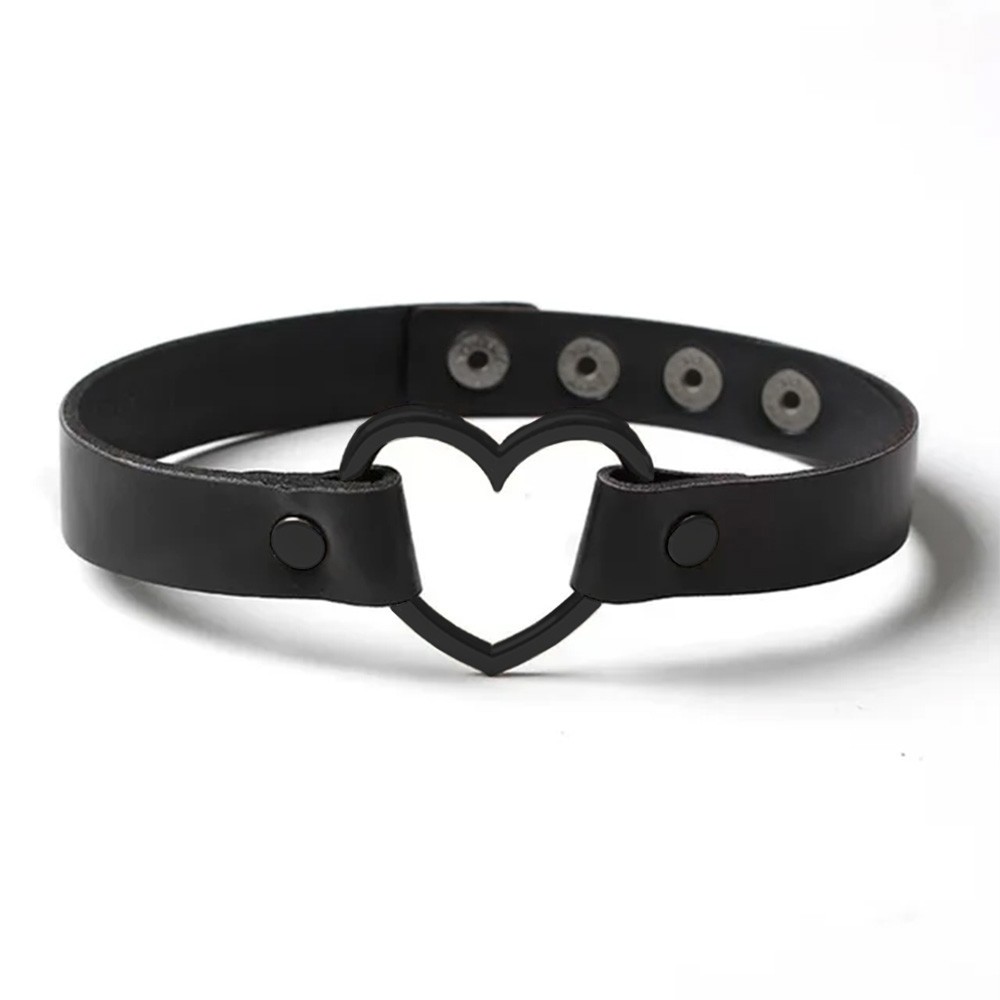 Coleira Social Choker em PU preta com cora��o met�lico vazado, vista frontal mostrando o acabamento liso e os detalhes do metal.