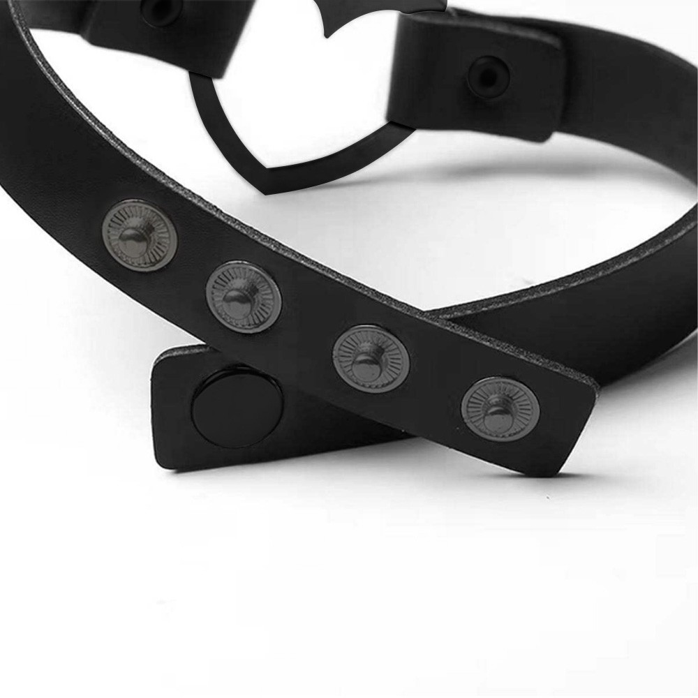 Coleira Social Choker em PU preta com cora��o met�lico vazado, vista mostrando a faixa de PU e o design minimalista.