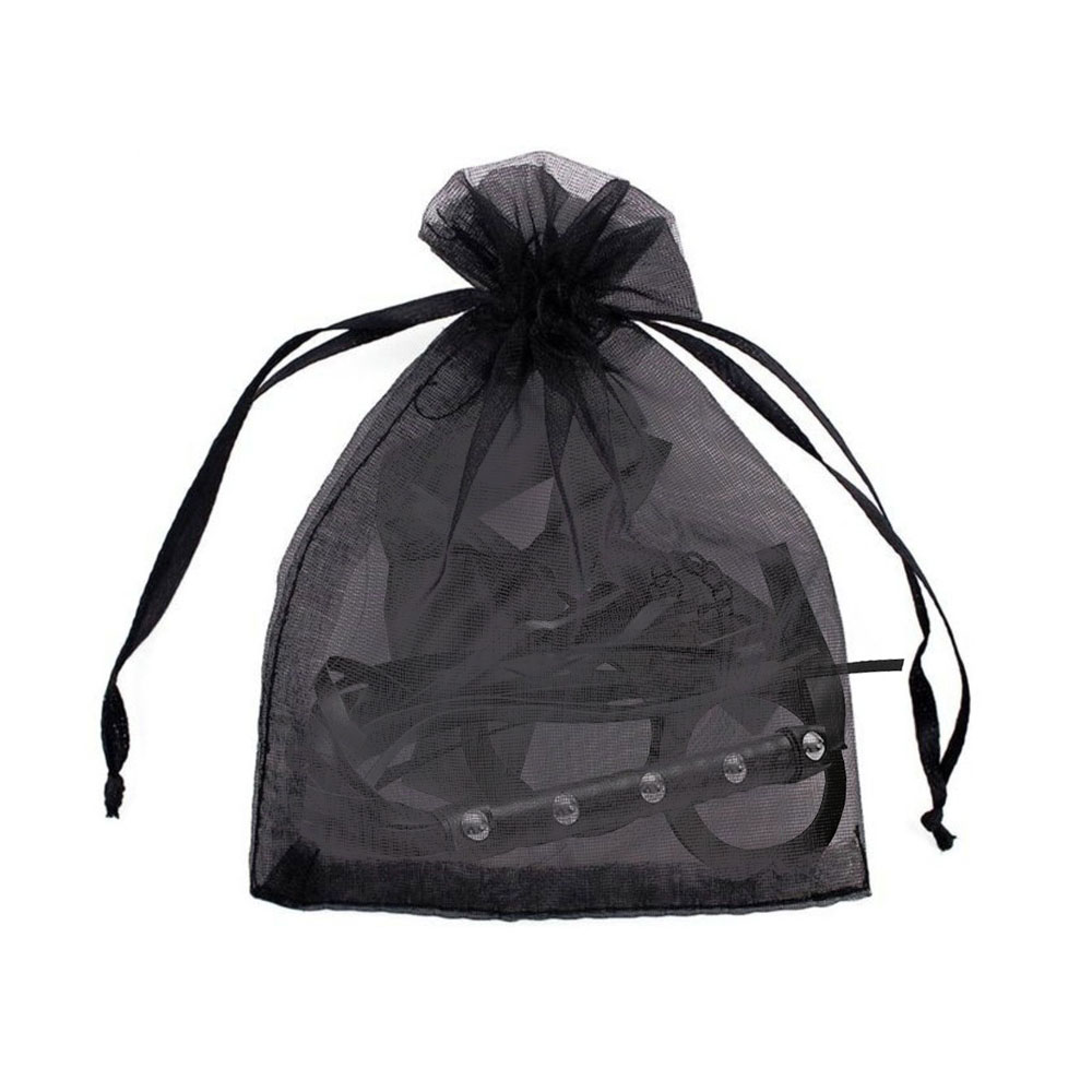 Kit Sadomasoquismo Iniciante com Algema e Flogger, itens expostos ao lado de uma bolsa de organza preta, mostrando a algema de metal e o flogger de PU e cetim com detalhes de metal.