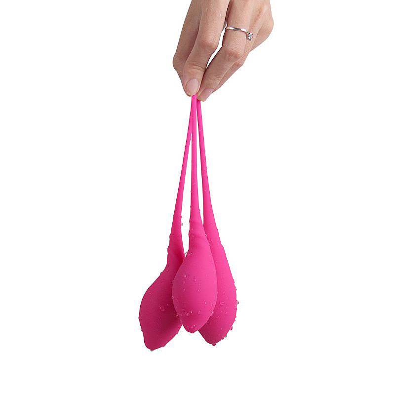 Kit para Pompoarismo com 3 Pesos Diferentes Pink - Imagem de uma m�o segurando as tr�s bolas de pompoarismo de diferentes pesos