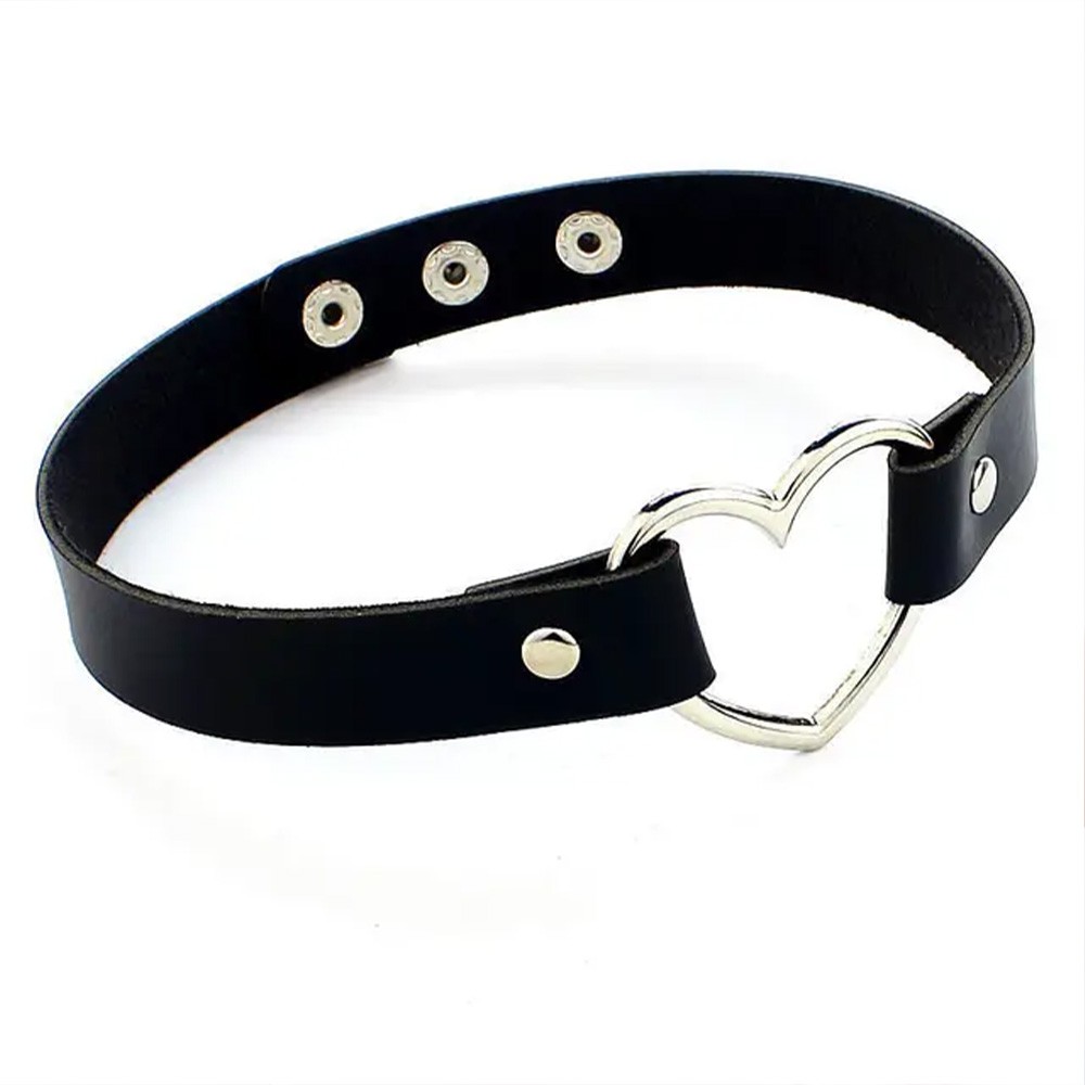 Coleira Choker Preta em PU com Cora��o Prata - Detalhe dos bot�es de ajuste e acabamento
