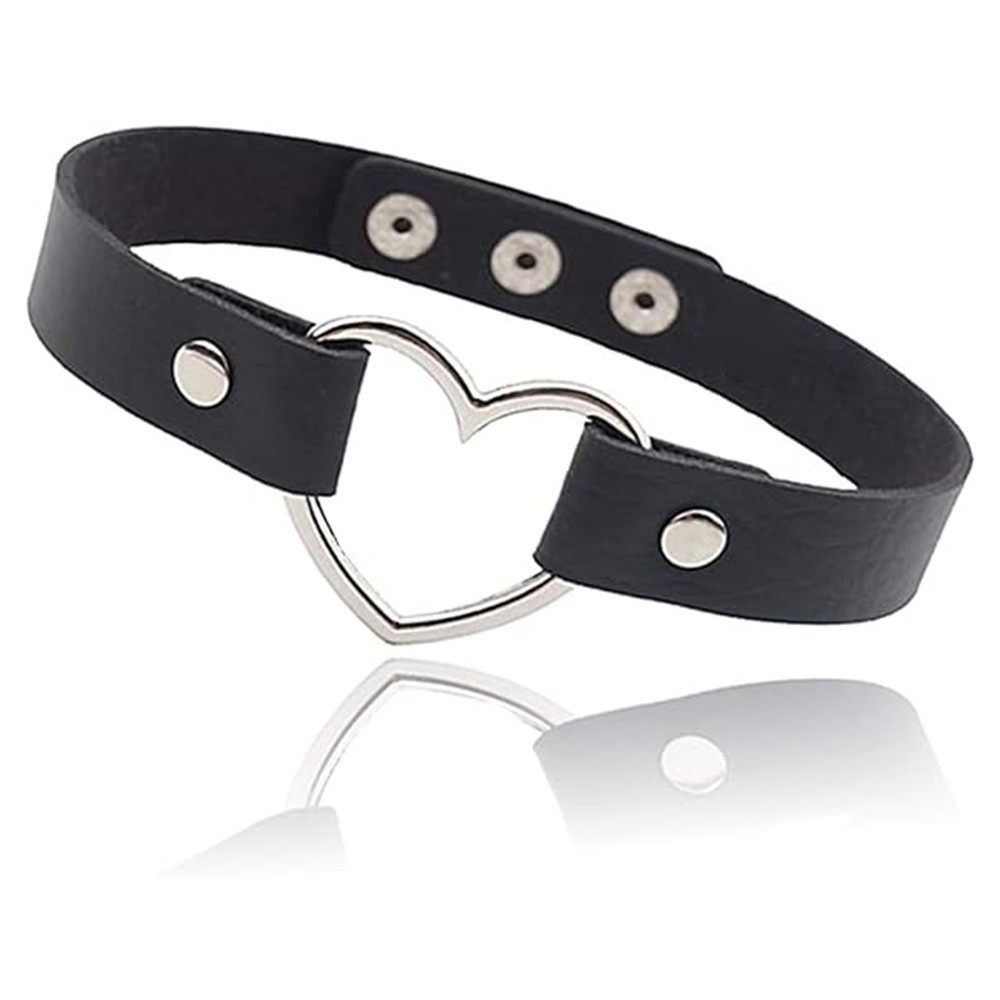 Choker Social em PU Preta com Cora��o Prata - Detalhe do brilho do metal e textura do PU