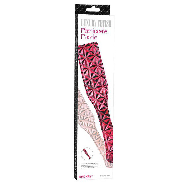 Choker em Cirr� com Detalhe em Ilh�s Vermelha, close-up na amarra��o preta e ilhoses no tecido