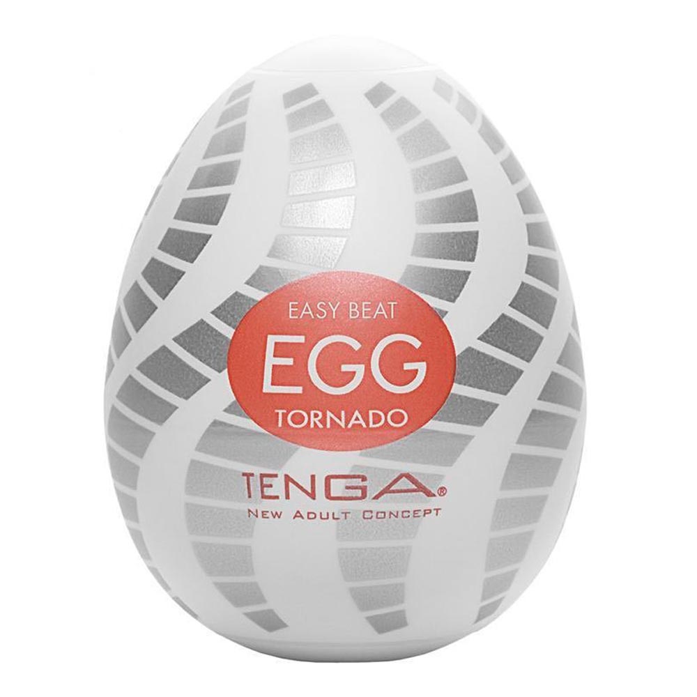 Masturbador Tenga EGG Tornado com o p�nis inserido, mostrando a flexibilidade do material TPE e como ele se ajusta ao corpo