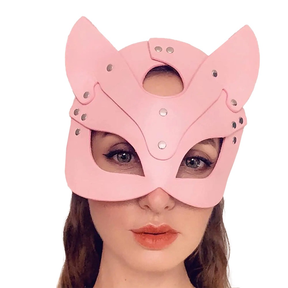 Mulher usando a m�scara de gato rosa em PU, mostrando o ajuste e o encaixe no rosto