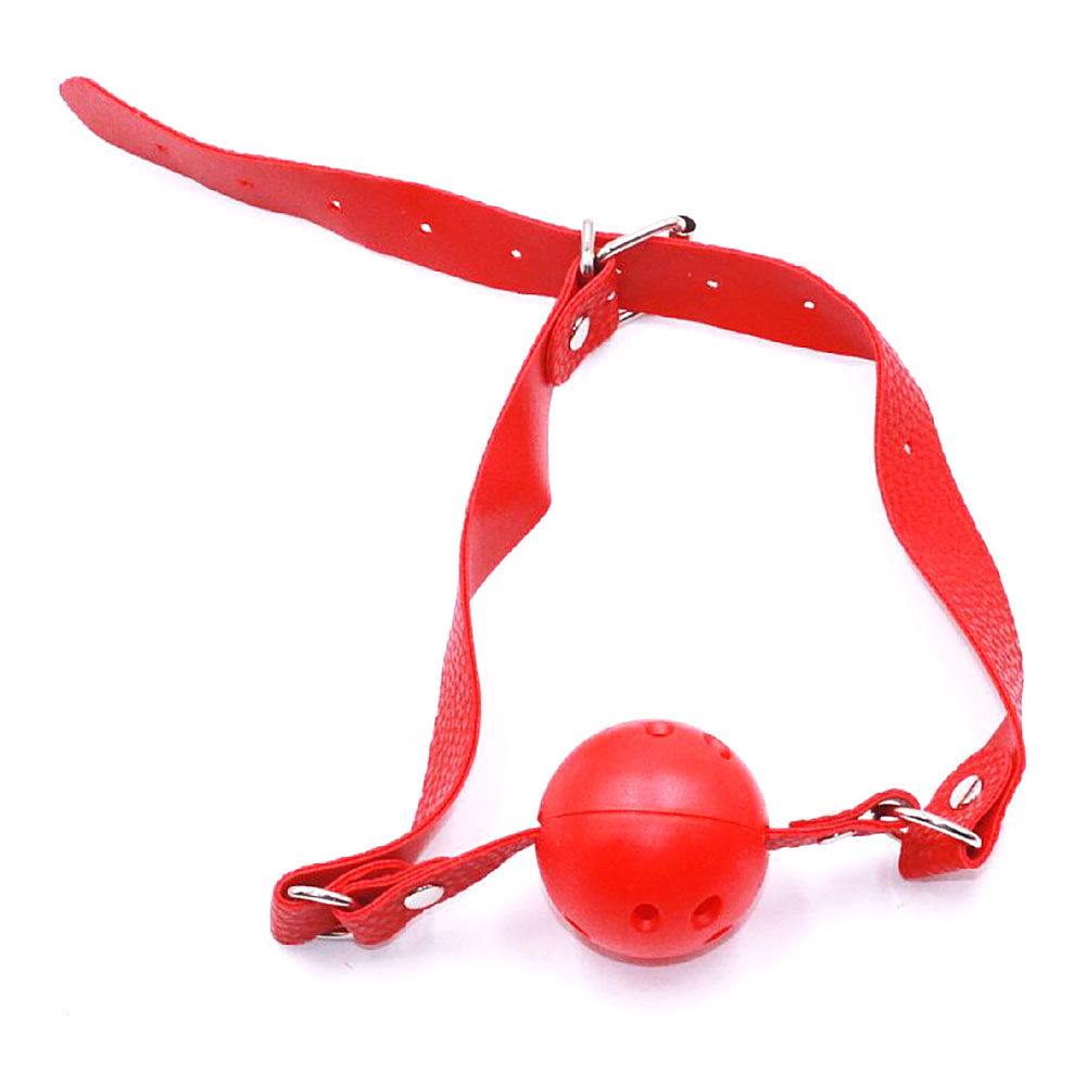 Kit Bondage Vermelho com 7 Itens em vista lateral, mostrando algemas, correntes, chicote e morda�a organizados