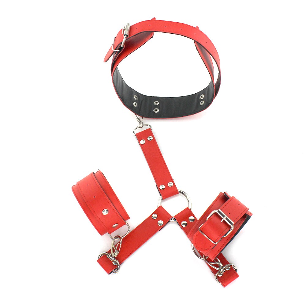 Kit Bondage 2 com Algema e Coleira em T Vermelha em PU, vista a�rea detalhada mostrando o acabamento liso e as fivelas de regulagem em metal