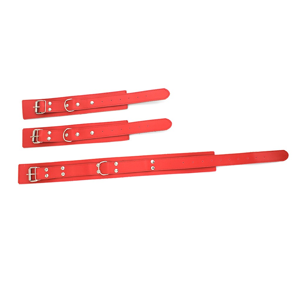 Conjunto de algemas e coleira em PU vermelho com fivelas met�licas, mostrando as tiras de regulagem em diferentes tamanhos e detalhes dos rebites