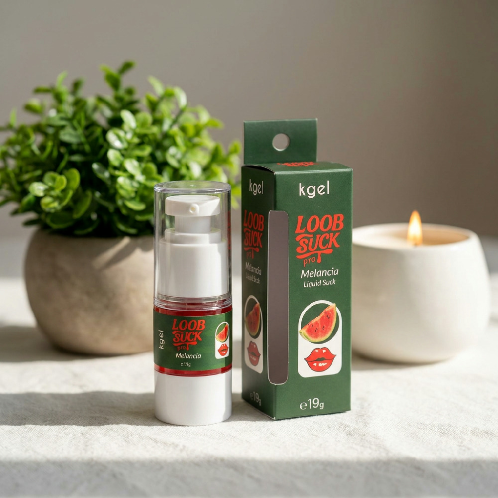 Gel Vibrador L�quido Beij�vel LoobSuck Melancia, frasco e embalagem em um ambiente com planta decorativa e vela, refor�ando o clima relaxante e �ntimo para o uso do produto.