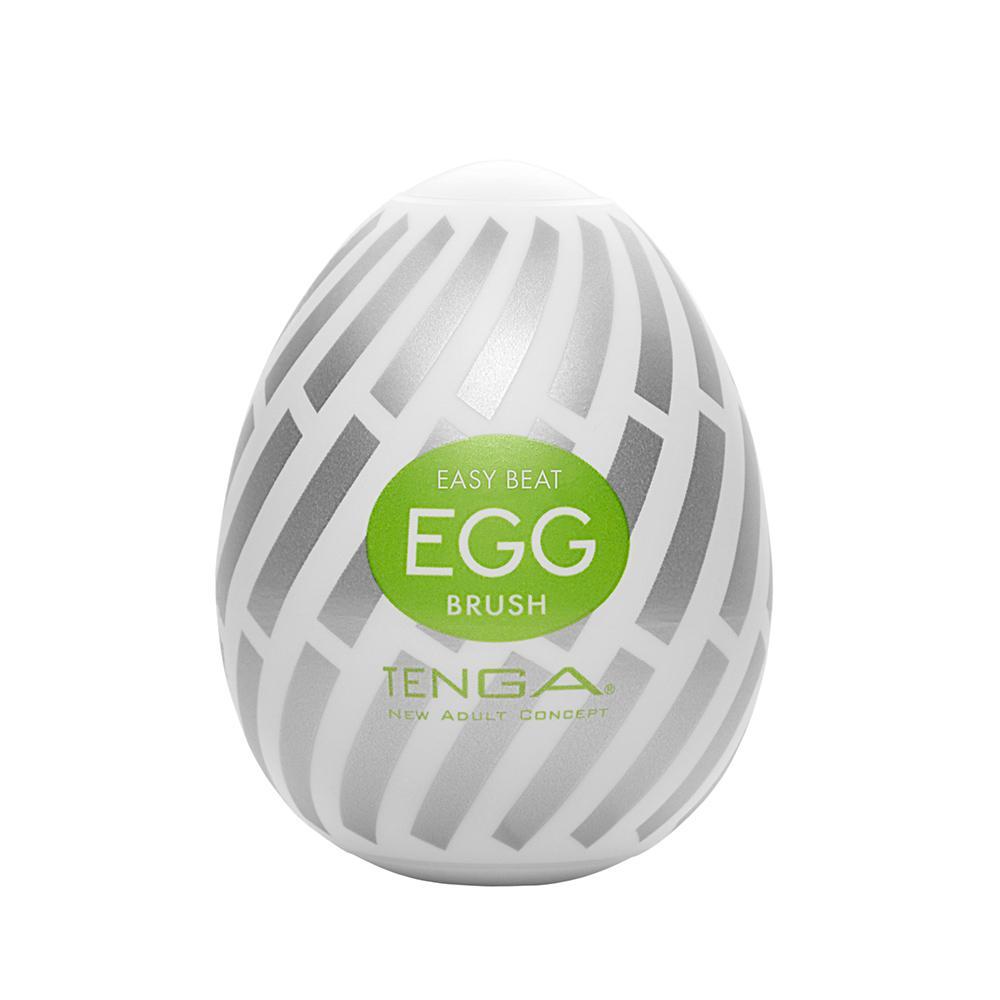 Tenga EGG Brush em sua embalagem de ovo e depois desenrolado, ao lado de uma m�o segurando-o para exemplificar o uso