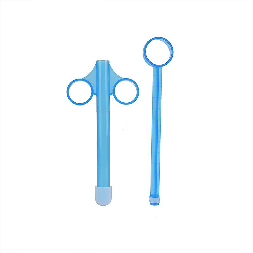 As duas seringas aplicadoras de lubrificante azul transparente lado a lado, uma montada e outra desmontada