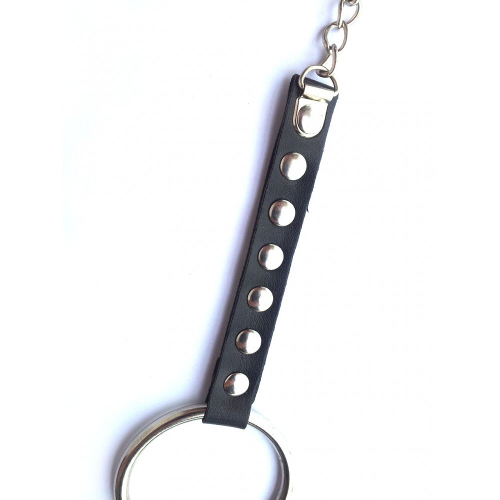 Detalhe dos prendedores de mamilo do Prendedor de Mamilo em Metal com Anel Peniano Preto, mostrando o mecanismo de ajuste