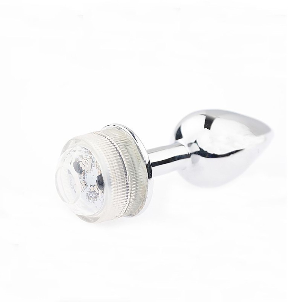 Detalhe da base transparente do plug anal de a�o, mostrando o circuito interno de LED, em fundo branco