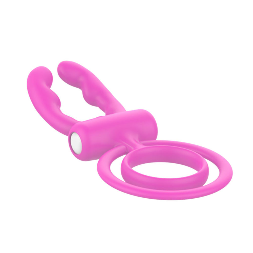 Anel Peniano em Silicone com Argola Testicular com Vibra��o Rosa - vista lateral com o anel em perspectiva de uso
