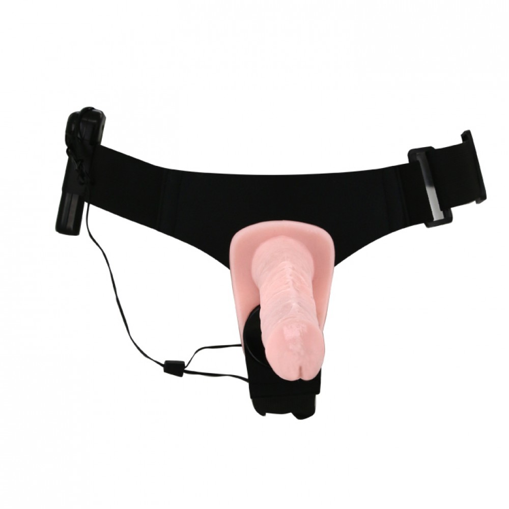 Vista superior da cinta peniana bege com o p�nis acoplado e o plug vaginal, destacando o cinto ajust�vel
