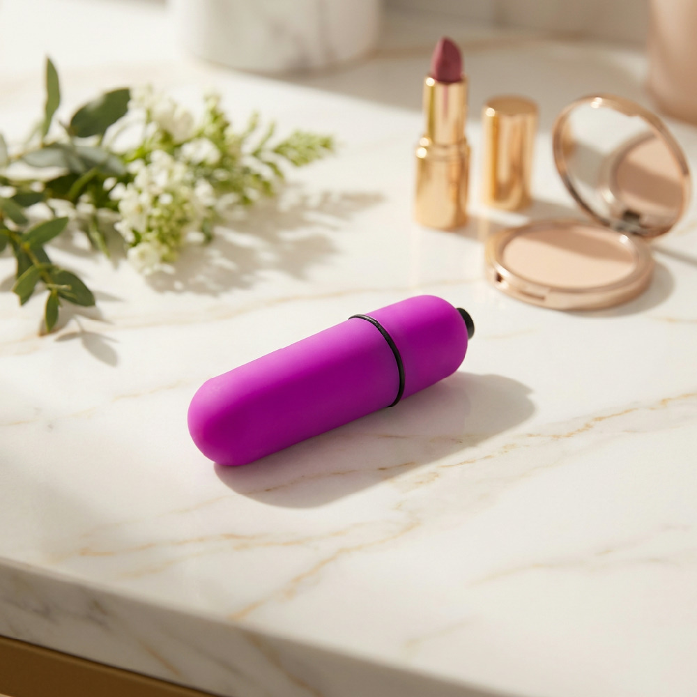 Vibrador Bullet com 10 Vibra��es Roxo. Vis�o detalhada do vibrador em seu formato compacto e vibrante.