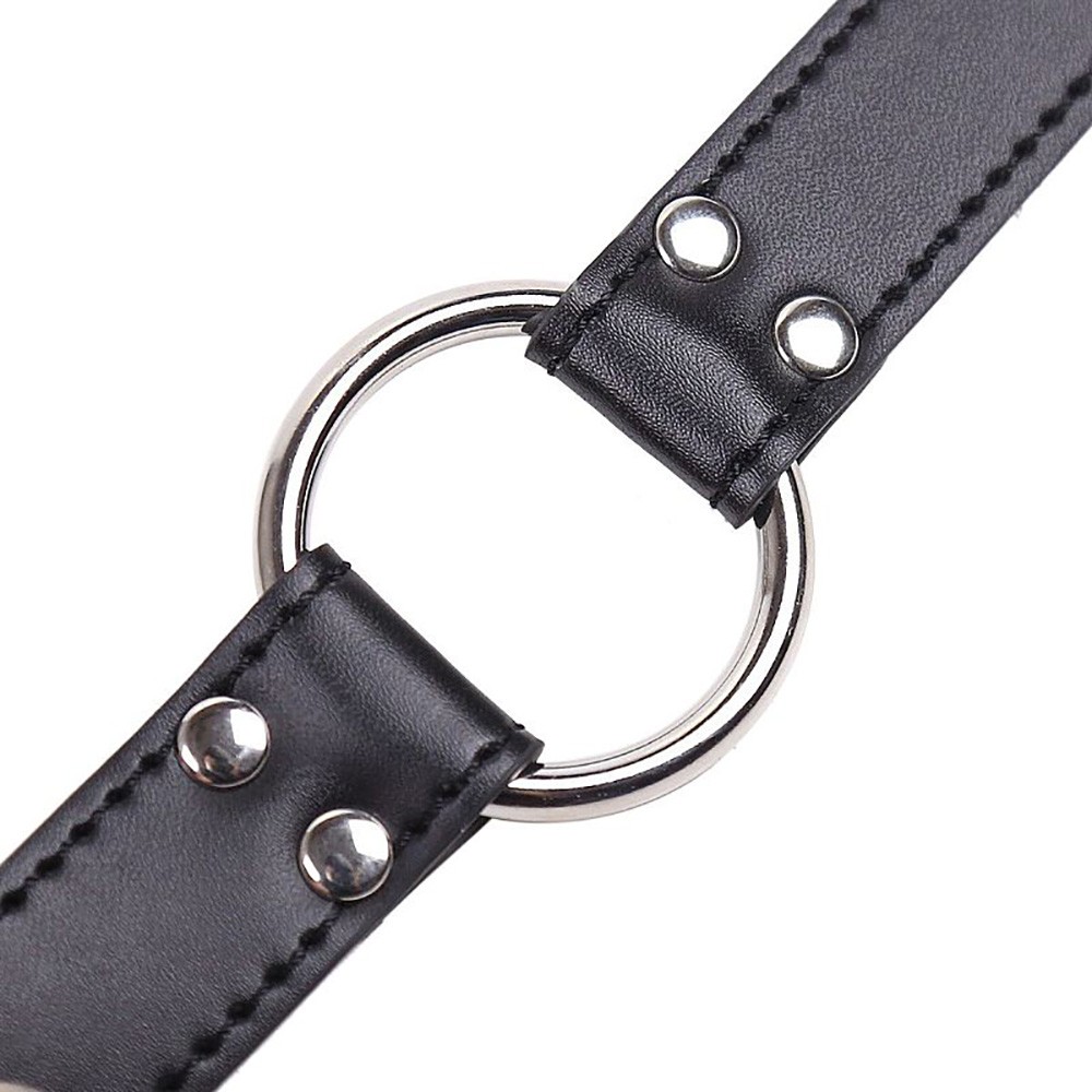 Close da argola de metal cromada e al�a de PU preta de morda�a com detalhe da costura e rebites